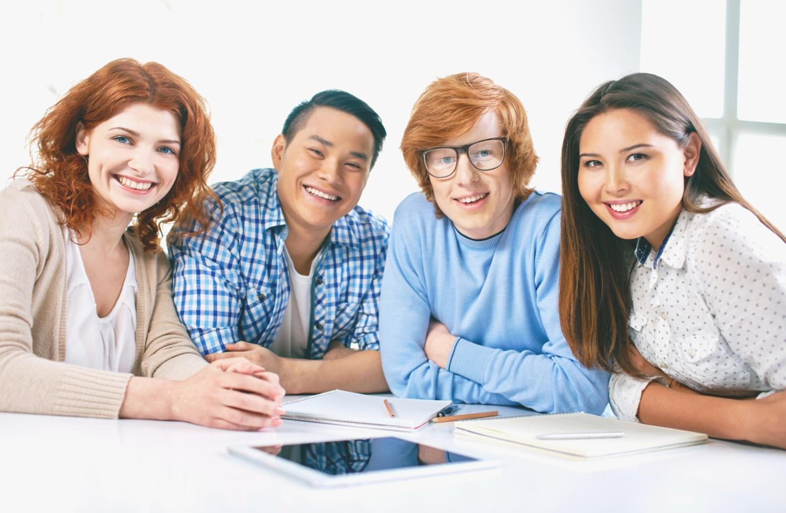 Équipe de formateurs worlifexumi lors d'une session créative
